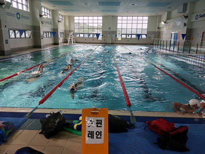 [고성(경남)=뉴시스] 신정철 기자= 경남 고성군은 지난 7월 말부터 8월까지 60여 팀, 700여 명의 전국 각지 다양한 종목의 선수단이 '2025년 하계전지훈련'을 진행 중이라고 13일 밝혔다.사진은 고성군 실내수영장 전경.(사진=고성군 제공).2025.08.13. photo@newsis.com *재판매 및 DB 금지