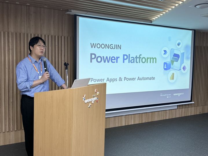 [서울=뉴시스] 지난 12일 서울 중구 웅진 청계사옥에서 열린 '마이크로소프트 파워플랫폼 핸즈온 세미나'에서 김제완 웅진 E-솔루션사업팀장이 발표하고 있다. (사진=웅진 제공) 2025.08.13. photo@newsis.com *재판매 및 DB 금지