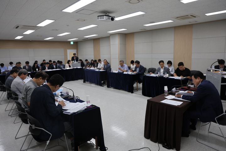 [여수=뉴시스] 재단법인 2026여수세계섬박람회 조직위원회가 '2025년 제4차 이사회'를 열어 상정 안건을 심의하고 있다. (사진=조직위 제공) 2025.08.13. photo@newsis.com *재판매 및 DB 금지