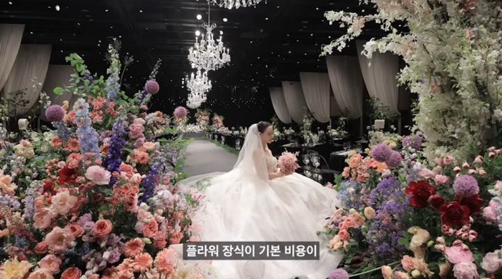 [뉴시스] 큐티 크리에이터 김습습의 지난 5월 신라 호텔 웨딩 사진. 꽃장식이 화려하다. (출처=유튜브 '김습습Double Soup') *재판매 및 DB 금지