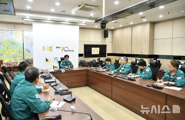 [김포=뉴시스]정일형 기자 = 김병수 김포시장이 13일, 재난안전상황실에서 긴급 회의를 주재하고 전 부서 비상근무체제 가동을 지시했다. (사진=김포시 제공) 