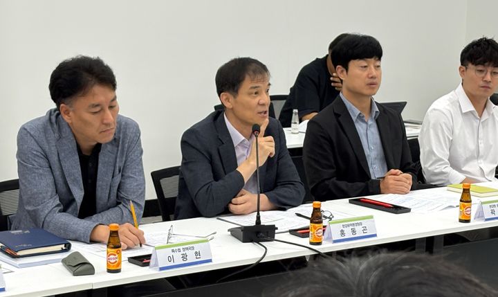 [하남=뉴시스] 홍동곤 한강유역환경청장(왼쪽 두 번째)이 13일 양평군 특수협 사무실에서 특별대책지역 7개 시·군 담당자와 기금사업에 대해 논의하고 있다. (사진=한강유역환경청 제공) 2025.08.13. photo@newsis.com *재판매 및 DB 금지