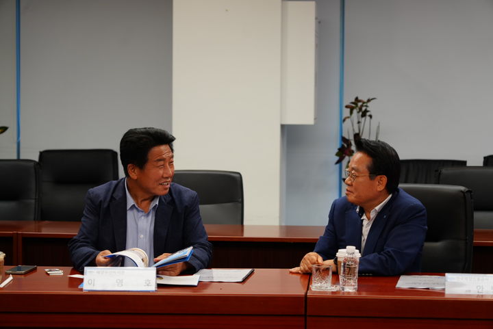 [부산=뉴시스] 이영호(왼쪽) 해양수산비서관이 12일 한국해양진흥공사에 방문해 안병길 사장과 이야기를 나누고 있다. (사진=한국해양진흥공사 제공) 2025.08.12. photo@newsis.com *재판매 및 DB 금지