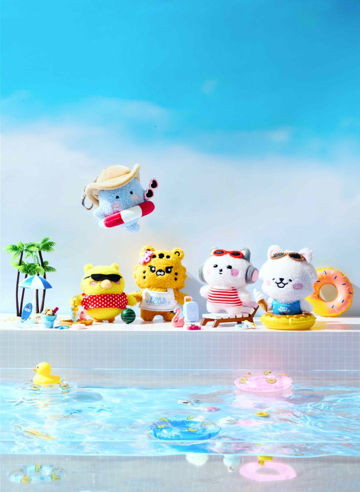 [서울=뉴시스] 그룹 르세라핌(LE SSERAFIM)이 13일 '핌즈클럽'과 브랜드 '어프어프'(EARP EARP) 협업 제품을 출시했다. (사진=쏘스뮤직 제공) 2025.08.13. photo@newsis.com *재판매 및 DB 금지