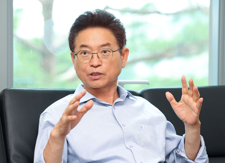 [안동=뉴시스] 이철우 경북지사가 13일 오후 기자실에 들러 자신의 건강상황을 설명하고 있다. (사진=경북도 제공) 2025.08.13. photo@newsis.com *재판매 및 DB 금지