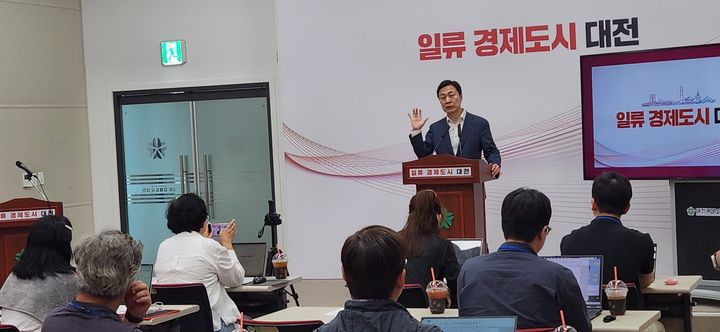 [대전=뉴시스] 이택구 정부경제과학부시장이 13일 대전시청 기자실에서 나노반도체 국가산단 관련 브리핑을 하고 있다. (사진=대전시 제공) 2025.08.13. photo@newsis.com&nbsp; *재판매 및 DB 금지