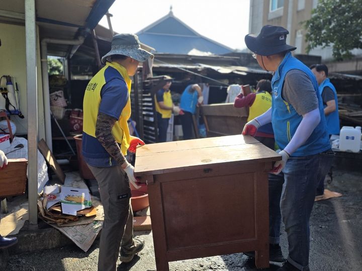 [장성=뉴시스] 전남 장성군 공직자들과 사회단체 회원들이 수해를 입은 주민 가구를 찾아가 주거환경 개선 작업을 하고 있다. (사진 = 장성군 제공) 2025.08.13. photo@newsis.com *재판매 및 DB 금지