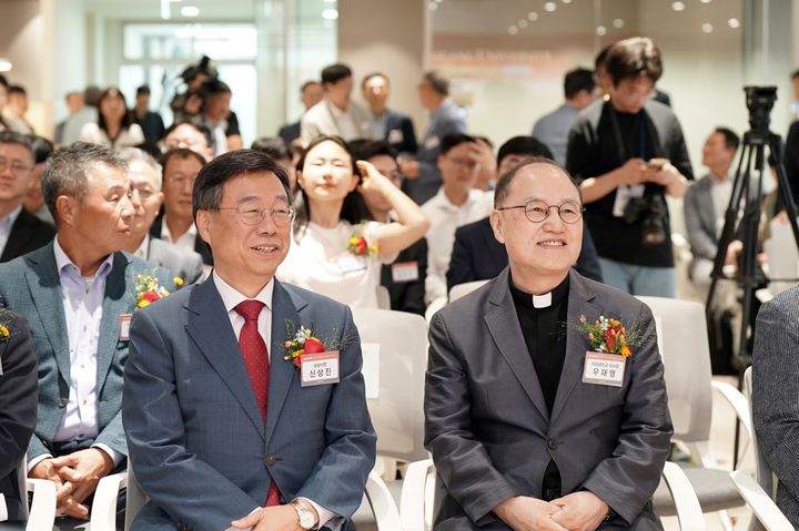 [성남=뉴시스]신상진 성남시장(사진 왼쪽)이 13일 서강대학교 판교디지털혁신캠퍼스 개소식에 참석해 우재명 서강대 이사장과 나란히 앉아 있다.(사진=성남시 제공)2025.08.13.photo@newsis.com *재판매 및 DB 금지