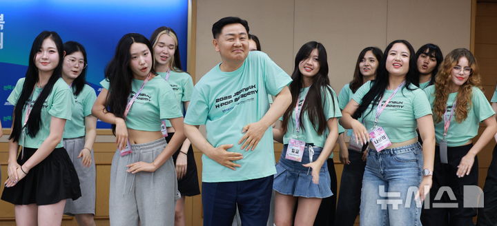 [전주=뉴시스] 김얼 기자 = 김관영(가운데) 전북특별자치도지사와 K-POP 아카데미 참가자들이 13일 전북 전주시 전북특별자치도청 회의실에서 전주올림픽 유치를 기원하는 퍼포먼스를 하고 있다. 2025.08.13. pmkeul@newsis.com