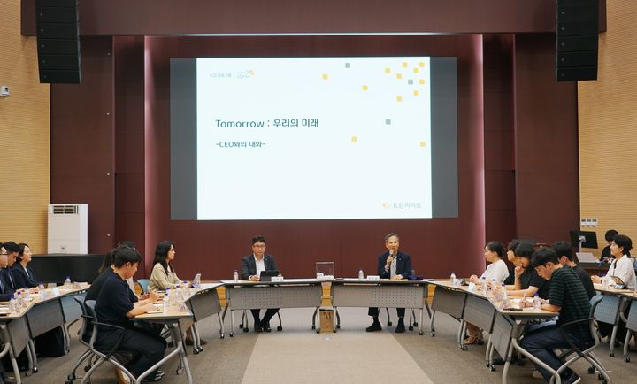[서울=뉴시스] 정문철 KB라이프 대표이사가 2025년 하반기 CEO 타운홀 미팅을 진행하고 있다. (사진=KB라이프 제공) 2025.08.13. photo@newsis.com *재판매 및 DB 금지
