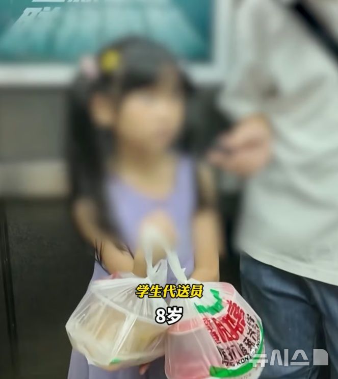 [서울=뉴시스]중국의 일부 지역에서 초등학교 저학년 어린이들이 음식을 배달하는 이른바 '아동 배달' 문화가 논란이 일고 있다. (사진=사우스차이나모닝포스트)