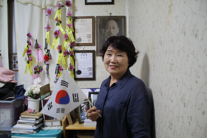 [대구=뉴시스] 김태연 인턴기자 = 독립유공자 후손 이수경(71)씨가 12일 오후 대구 남구의 자택에서 뉴시스와 인터뷰하고 있다. 2025.08.12. photo@newsis.com *재판매 및 DB 금지