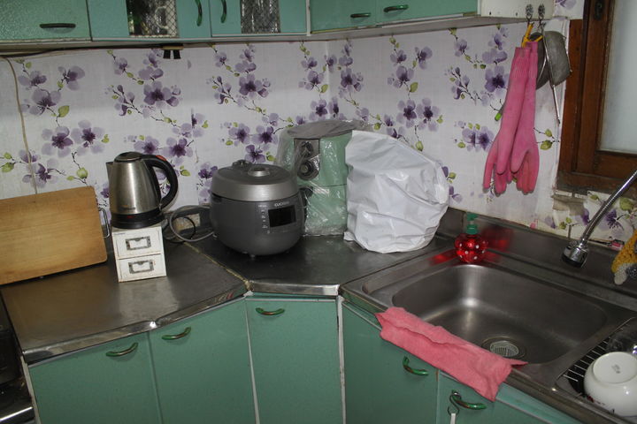 [대구=뉴시스] 김태연 인턴기자 = 독립유공자 후손 이수경(71)씨가 12일 오후 대구 남구의 자택에서 뉴시스와 인터뷰하면서 열악한 주방을 보여주고 있다. 2025.08.12. photo@newsis.com *재판매 및 DB 금지