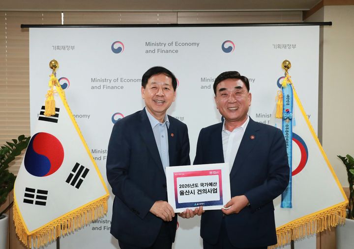 [울산=뉴시스] 김두겸 울산시장은 13일 정부서울청사를 방문해 2026년도 정부예산안에 지역의 미래 핵심사업이 반영될 수 있도록 적극 건의했다고 밝혔다. (사진= 울산시 제공) 2025.08.13.photo@newsis.com *재판매 및 DB 금지