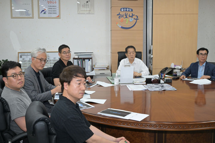 [울산=뉴시스] 13일 울산 남구청에서 장생포 The Wave 미디어 파사드 설치 및 고래잠 조성사업 설계용역 착수보고회가 열린 가운데 서동욱 남구청장이 회의를 주재하고 있다. (사진=울산 남구 제공) 2025.08.13. photo@newsis.com *재판매 및 DB 금지