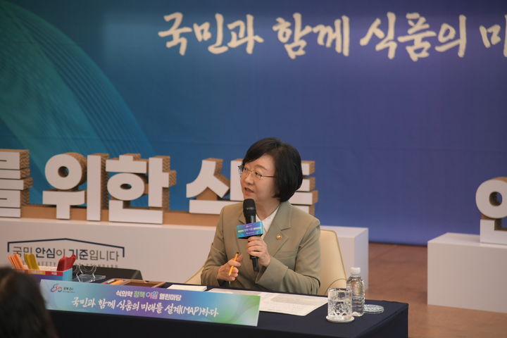 [서울=뉴시스] 식약처는 2026년도 예산을 올해 7502억원 대비 818억원 증가한 8320억원으로 최종 확정했다고 밝혔다. 식품의약품안전처 오유경 처장이 지난 8월 13일 국민과 소통하며 식품 분야 정책을 함께 설계하기 위해 서울 중구에 있는 커뮤니티하우스 마실에서 열린 '식의약 정책이음 열린마당 식품편'에 참석했다. (사지=식약처 제공) 2025.08.13. photo@newsis.com *재판매 및 DB 금지