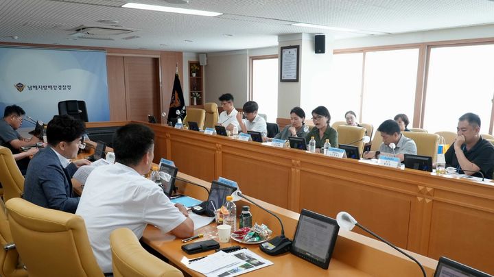 [부산=뉴시스] 남해지방해양경찰청은 13일 오후 부산 동구 남해해경청에서 해양수산부, 부산지방해양수산청, 부산항만공사 등과 부산항 장기계류선박 관리강화위한 관계기관 회의를 개최했다고 밝혔다. (사진=남해해경청 제공) 2025.08.13. photo@newsis.com *재판매 및 DB 금지