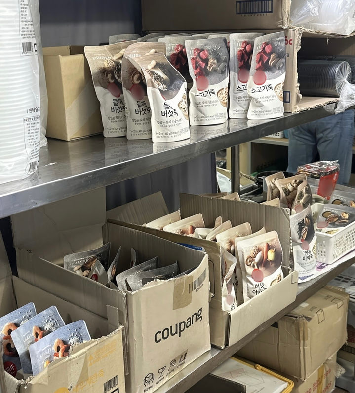 [뉴시스] 배달 죽집 한쪽에 가정간편식 제품들이 쌓여있다. (사진=온라인 커뮤니티 갈무리) *재판매 및 DB 금지