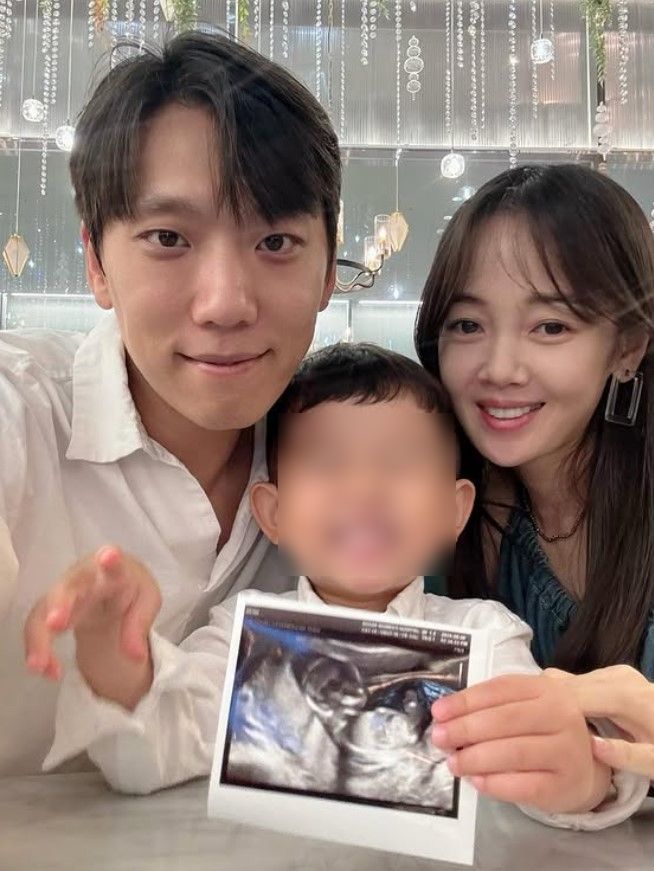 [서울=뉴시스] 윤전일, 김보미 부부와 아들의 모습. (사진=김보미 인스타그램 캡처) 2025.08.13. photo@newsis.com *재판매 및 DB 금지