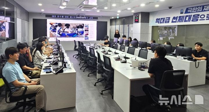 [포항=뉴시스] 송종욱 기자 = 경북 포항시는 12~13일 이틀간 시청 재난안전상황실에서 태풍과 폭우 등 극한 기상에 대비해 신속한 대응과 주민 대피를 위한 재난안전통신망 기반 '현장 중심 재난 연락 체계' 강화 훈련을 했다. 사진은 재난안전통신망 교육 훈련 모습. (사진=포항시 제공) 2025.08.13. photo@newsis.com