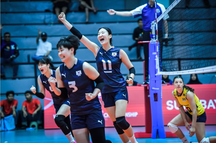 [서울=뉴시스] 한국 21세 이하(U-21) 여자 배구대표팀이 13일(한국 시간) 인도네시아 수라바야에서 열린 2025 국제배구연맹(FIVB) U-21 세계선수권대회 16강에서 브라질을 만나 득점에 성공한 뒤 환호하고 있다. (사진=FIVB 공식 홈페이지 캡처) 2025.08.13. *재판매 및 DB 금지