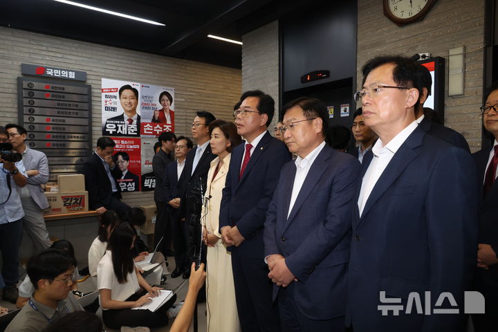 [서울=뉴시스] 조성봉 기자 = 김건희 특검이 국민의힘 당사에 대한 압수수색에 나선 13일 서울 여의도 국민의힘 중앙당사 로비에서 송언석 비상대책위원장 겸 원내대표가 입장발표를 하고 있다.  2025.08.13. suncho21@newsis.com