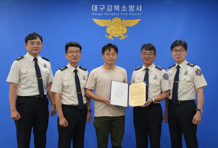 [대구=뉴시스] 대구강북소방서는 13일 여인환 칠곡경북대학병원 응급의학과 교수를 구급지도의사로 위촉했다. (사진=대구강북소방서 제공) 2025.08.13. photo@newsis.com *재판매 및 DB 금지