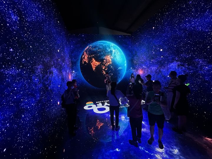 [대전=뉴시스]대전 0시 축제장에 마련된 꿈돌이 아이스호텔 내부의 미디어 아트. 2025. 08. 13 photo@newsis.com *재판매 및 DB 금지