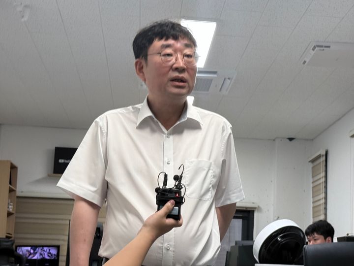 [서울=뉴시스] 유튜브 채널 신의한수 대표 신혜식씨가 지난 13일 오후 서울 마포구 사무실에서 휴대폰 임의제출 절차를 마친 뒤 기자들과 만나 발언하고 있다. crystal@newsis.com *재판매 및 DB 금지