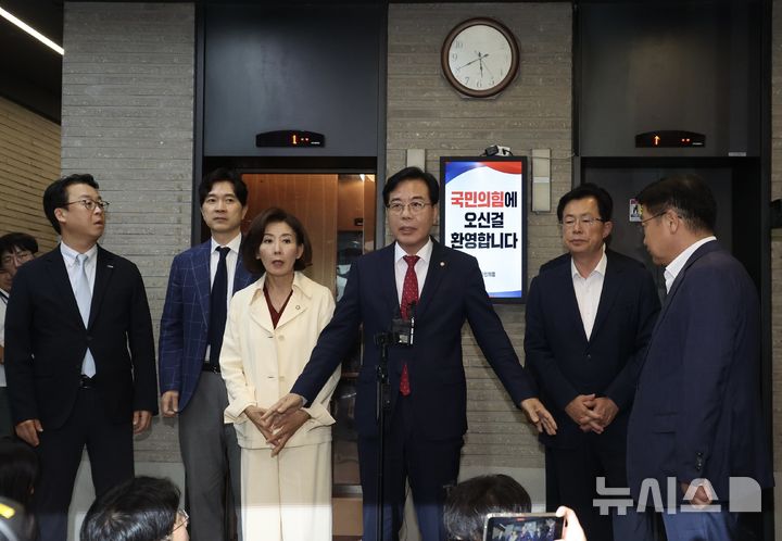 [서울=뉴시스] 조성봉 기자 = 김건희 특검이 국민의힘 당사에 대한 압수수색에 나선 13일 서울 여의도 국민의힘 중앙당사 로비에서 송언석 비상대책위원장 겸 원내대표가 입장발표를 하고 있다. 2025.08.13. suncho21@newsis.com