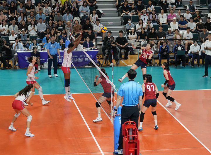 13일 경남 진주실내체육관에서 프랑스와 2025 코리아인비테이셔널 진주 국제여자배구대회 2차전을 치른 한국. 2025.08.13. (사진=대한배구협회 제공) *재판매 및 DB 금지