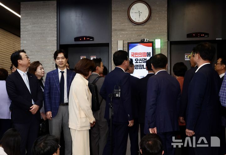 [서울=뉴시스] 조성봉 기자 = 김건희 특검이 국민의힘 당사에 대한 압수수색에 나선 지난 13일 서울 여의도 국민의힘 중앙당사 로비에서 송언석 비상대책위원장 겸 원내대표와 의원들이 입장발표를 마치고 엘리베이터로 이동하고 있다.  2025.08.13. suncho21@newsis.com
