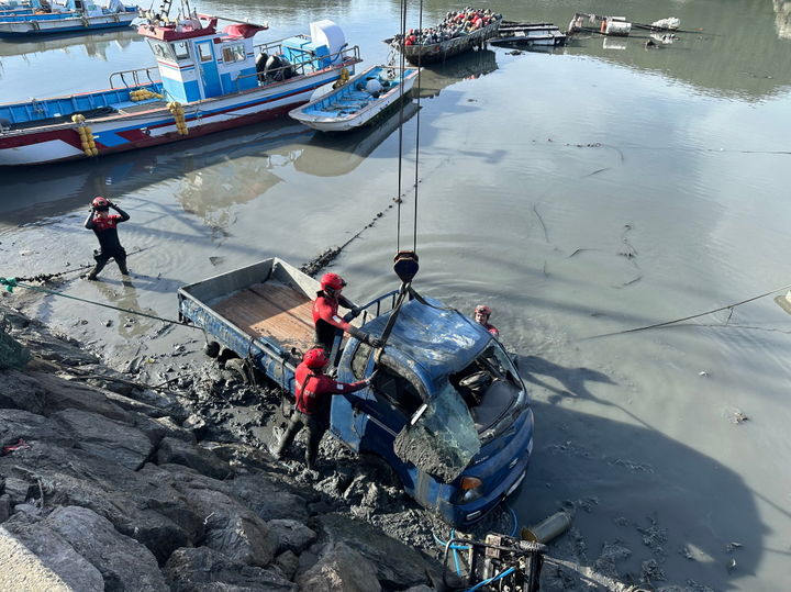 [완도=뉴시스] 완도해경이 13일 오후 3시48분께 완도 조약도 당목항 선착장에 빠져있는 화물차를 인양하고 있다. (사진 = 완도해경 제공) 2025.08.13. photo@newsis.com *재판매 및 DB 금지