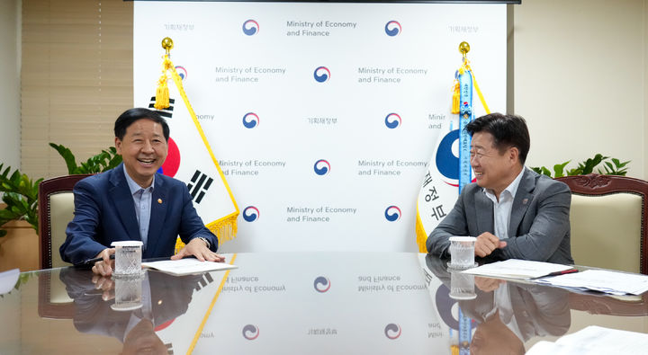 [제주=뉴시스] 구윤철(왼쪽) 경제부총리 겸 기획재정부 장관과 오영훈 제주지사가 13일 오후 정부서울청사에서 면담하고 있다. (사진=제주도 제공) 2025.08.13. photo@newsis.com *재판매 및 DB 금지