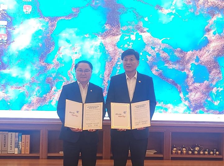 13일 경남청소년지원재단 박춘덕 원장(왼쪽)과 경남상의협의회 최재호 회장이 업무협약을 체결하고 있다.(사진=경남청소년지원재단 제공) 2025.08.13. *재판매 및 DB 금지