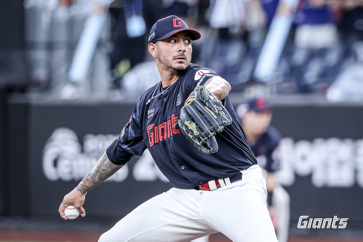 [서울=뉴시스] 프로야구 롯데 자이언츠 빈스 벨라스케즈가 13일 대전 한화생명볼파크에서 열린 2025 신한 쏠뱅크 KBO리그 한화 이글스와의 경기에 선발 등판해 공을 던지고 있다. (사진=롯데 자이언츠 제공) 2025.08.13. *재판매 및 DB 금지