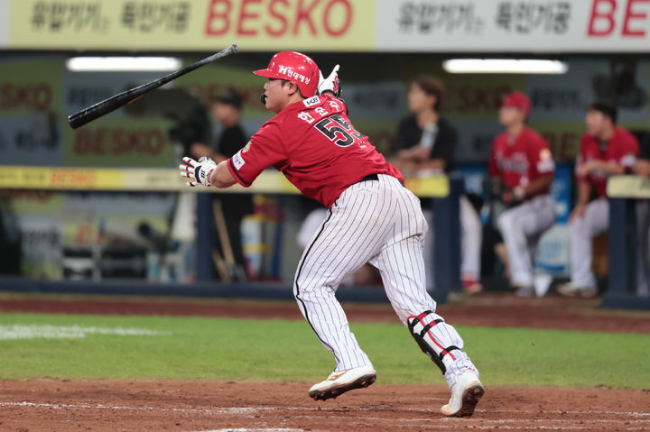 [서울=뉴시스] 프로야구 KIA 타이거즈 한준수가 13일 대구 삼성라이온즈파크에서 열린 2025 신한 쏠뱅크 KBO리그 삼성 라이온즈와의 경기 8회 만루홈런을 치고 있다. (사진=KIA 타이거즈 제공) 2025.08.13. *재판매 및 DB 금지
