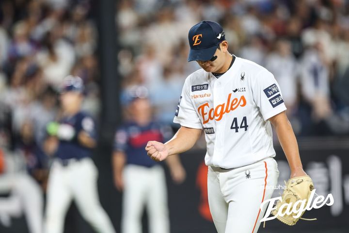 [서울=뉴시스] 프로야구 한화 이글스의 김서현이 12일 대전 한화생명볼파크에서 열린 2025 신한 쏠뱅크 KBO리그 롯데 자이언츠와의 경기에 등판해 아웃카운트를 잡은 뒤 주먹을 불끈 쥐고 있다. (사진=한화 이글스 제공) 2025.08.12. *재판매 및 DB 금지