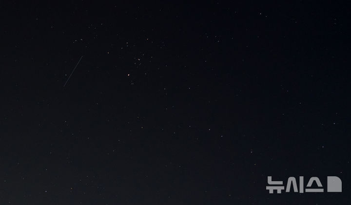 [제주=뉴시스] 우장호 기자 = 13일 오전 제주시 동쪽 하늘 위로 페르세우스 유성우가 떨어지고 있다.'109P/스위프트-터틀(SwiftTuttle)' 혜성이 지구 옆을 지나면서 우주 공간에 흩뿌리는 먼지 부스러기들이 지구 대기와 충돌하면서 별이 떨어지는 현상인 페르세우스 유성우는 매년 8월 관측할 수 있다. 2025.08.13. woo1223@newsis.com