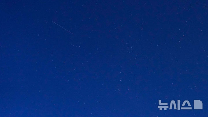 밤하늘을 가르는 유성우(별똥별)