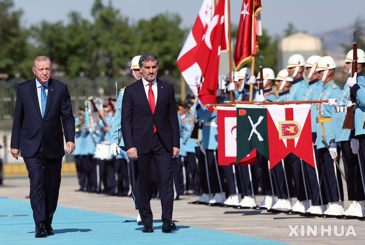 [ 앙카라=신화/뉴시스] 튀르키예를 방문한 미하일 카벨라슈빌리 조지아대통령(오른쪽)이 8월 12일 레제프 타이이프 에르도안 대통령과 함께 환영식에 참가하고 있다. 2025. 08.13. 