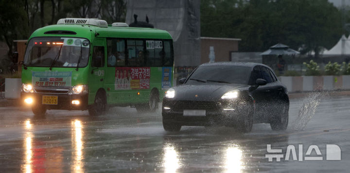 [서울=뉴시스] 김선웅 기자 = 서울에 호우주의보가 내려진 13일 서울 종로구 세종대로에서 차량이 주행하며 고인 빗물이 튀고 있다. 2025.08.13. mangusta@newsis.com