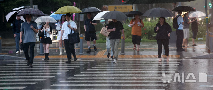 [서울=뉴시스] 김선웅 기자 = 서울에 호우주의보가 내려진 13일 서울 청계광장 인근에서 우산을 쓴 시민들이 길을 걷고 있다. 2025.08.13. mangusta@newsis.com