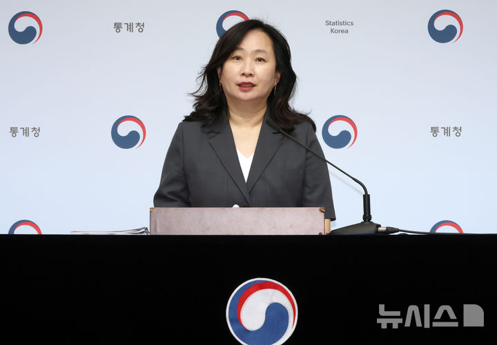 [세종=뉴시스] 강종민 기자 = 공미숙 통계청 사회통계국장이 13일 세종시 정부세종청사에서 2025년 7월 고용동향을 발표하고 있다.&nbsp;&nbsp; 지난달 취업자 수는 2902만9000명으로 지난해 같은 기간보다 17만1000명(0.6%) 증가한 것으로 나타났다. 2025.08.13. ppkjm@newsis.com