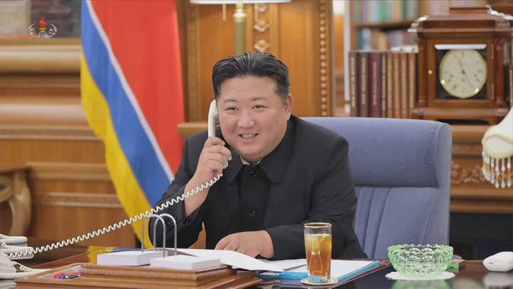 [서울=뉴시스] 북한 조선중앙TV는 김정은 북한 국무위원장이 지난 12일 블라디미르 푸틴 러시아 대통령과 전화 통화를 했다고 13일 보도했다. 북한매체가 최고지도자와 다른 나라 정상과의 통화 사실을 공개한 것은 이번이 처음이다. (사진=조선중앙TV 캡쳐) 2025.08.13. photo@newsis.com *재판매 및 DB 금지