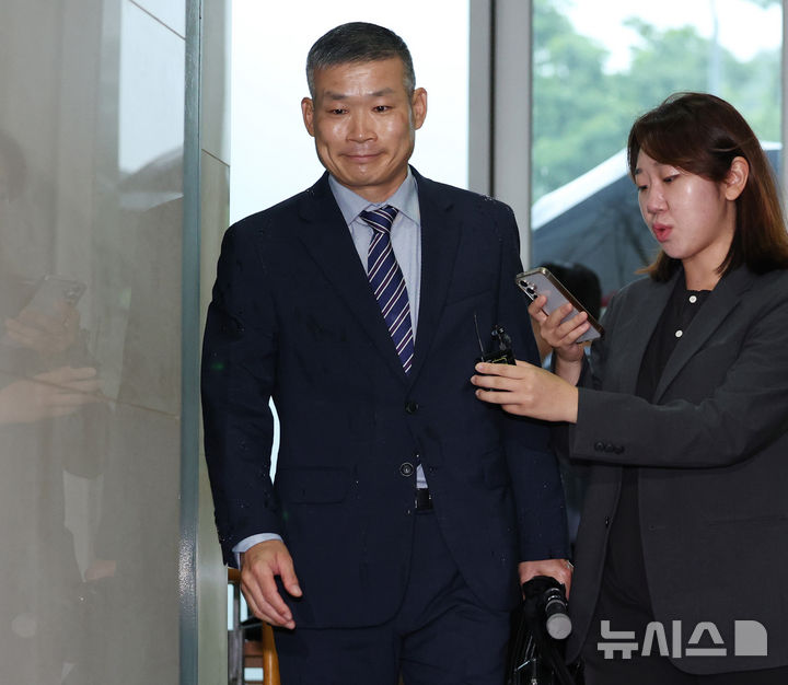 [서울=뉴시스] 김진아 기자 = 김동혁 전 국방부 검찰단장이 13일 서울 서초구 순직해병 특검 사무실에 피의자 신분으로 출석하고 있다. 2025.08.13. bluesoda@newsis.com
