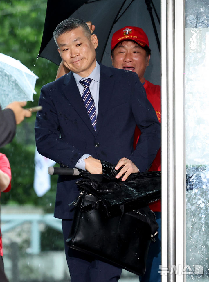 [서울=뉴시스] 김진아 기자 = 김동혁 전 국방부 검찰단장이 13일 서울 서초구 순직해병 특검 사무실에 피의자 신분으로 출석하고 있다. 2025.08.13. bluesoda@newsis.com