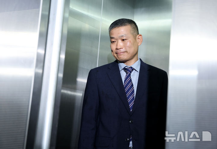 [서울=뉴시스] 김진아 기자 = 김동혁 전 국방부 검찰단장이 13일 서울 서초구 순직해병 특검 사무실에 피의자 신분으로 출석하고 있다. 2025.08.13. bluesoda@newsis.com