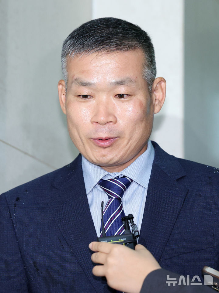 [서울=뉴시스] 김진아 기자 = 김동혁 전 국방부 검찰단장이 13일 서울 서초구 순직해병 특검 사무실에 피의자 신분으로 출석하고 있다. 2025.08.13. bluesoda@newsis.com