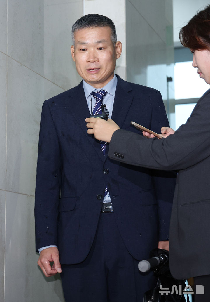 [서울=뉴시스] 김진아 기자 = 김동혁 전 국방부 검찰단장이 13일 서울 서초구 순직해병 특검 사무실에 피의자 신분으로 출석, 취재진 질문에 답하고 있다. 2025.08.13. bluesoda@newsis.com